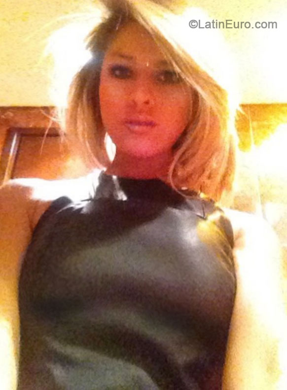Date this charming Colombia girl Carolina from Bogota CO17129
