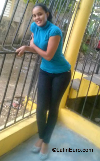 Date this good-looking Dominican Republic girl Natalia from Santo Domingo DO20042