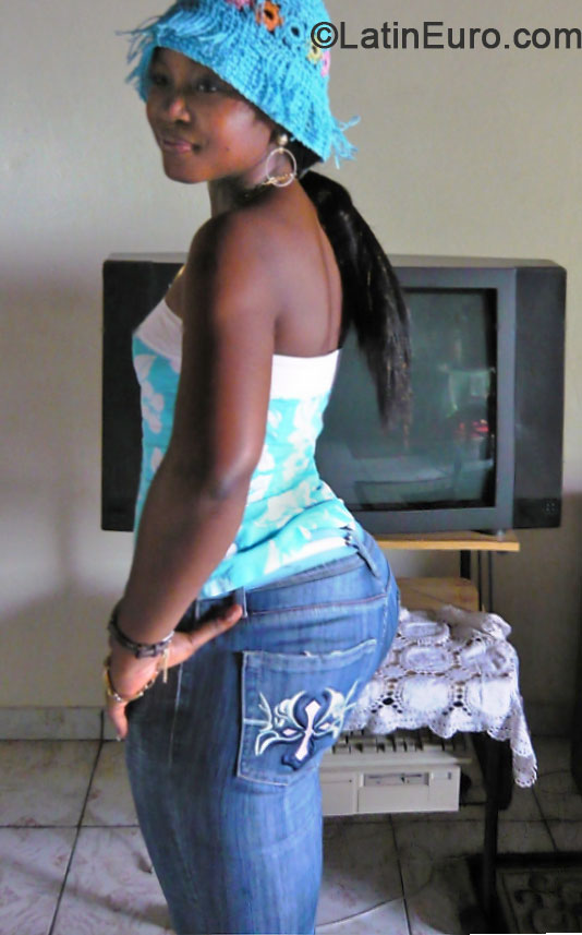 Date this funny Cameroon girl Amour from Yaounde CM204