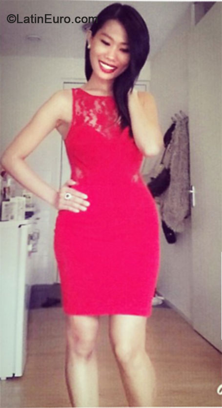 Date this voluptuous Netherlands girl Moneria from Amsterdam NL252