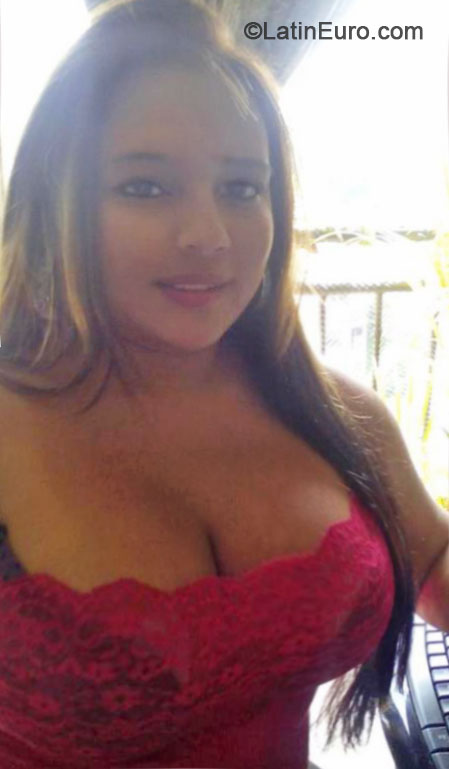 Date this attractive Colombia girl Yeyimy from Medellin CO17817