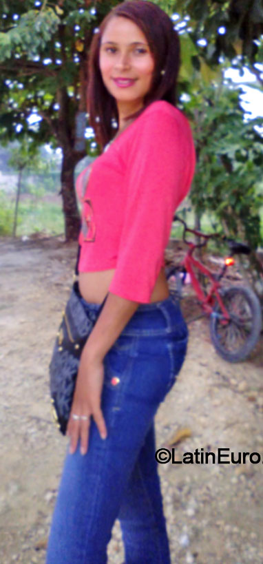 Date this nice looking Dominican Republic girl Yenny from Santo Domingo DO20106