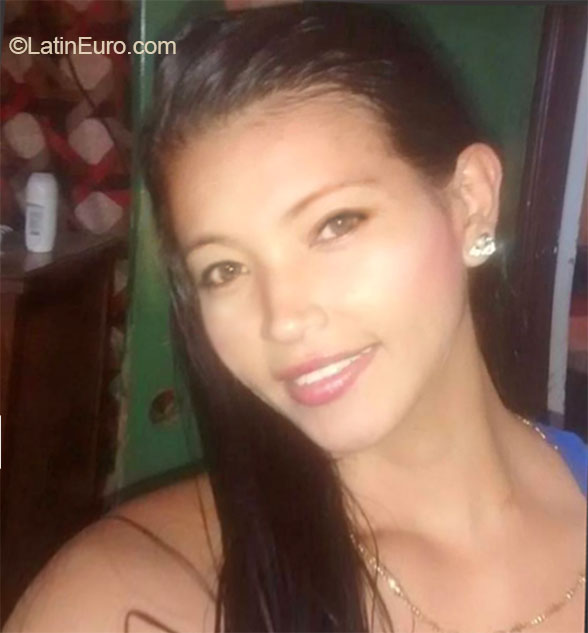 Date this attractive Colombia girl Jenifer from Pereira CO16373