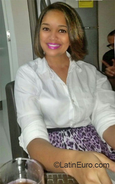 Date this happy Dominican Republic girl Mariah from Santo Domingo DO20369