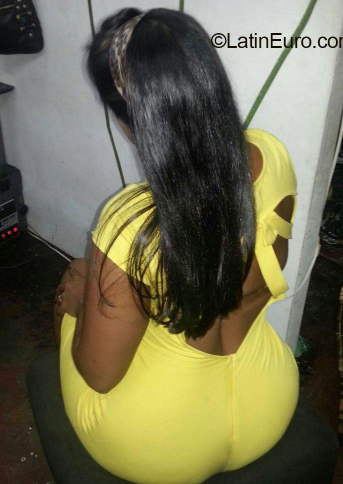 Date this happy Dominican Republic girl Saura from Santo Domingo DO20372