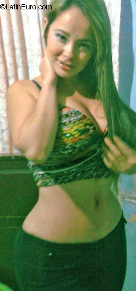 Date this attractive Colombia girl Andrea from Pereira CO16475