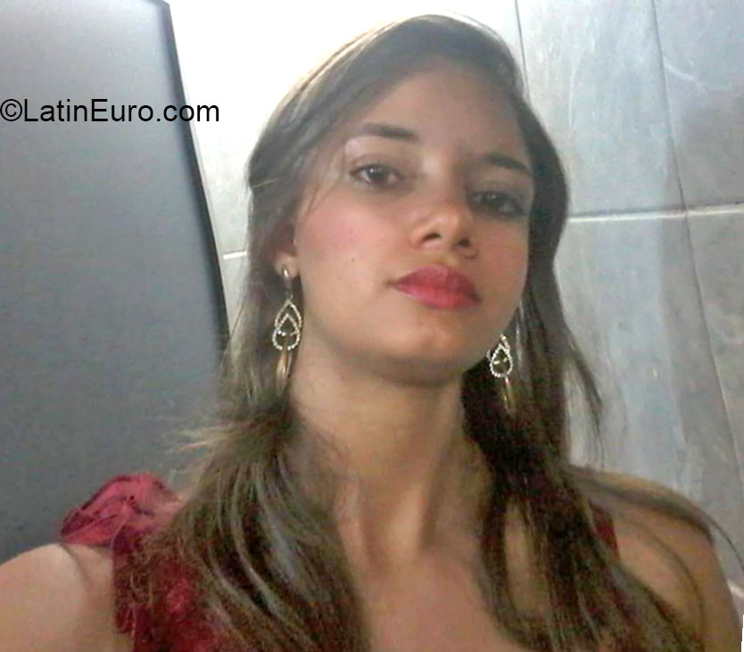 Date this nice looking Brazil girl Tarcia from Natal BR9140