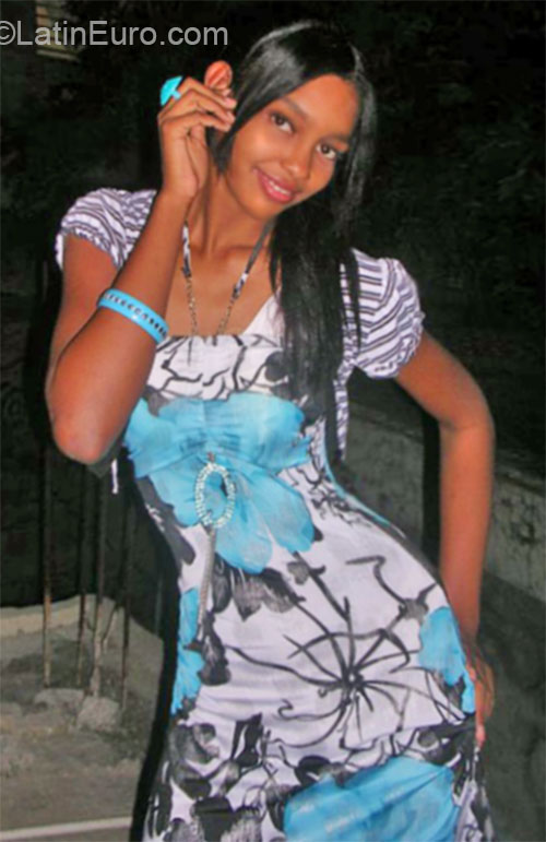 Date this fun Dominican Republic girl Cinthia from Santo Domingo DO21964