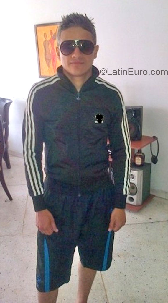 Date this stunning Colombia man Miller from Cali CO16638