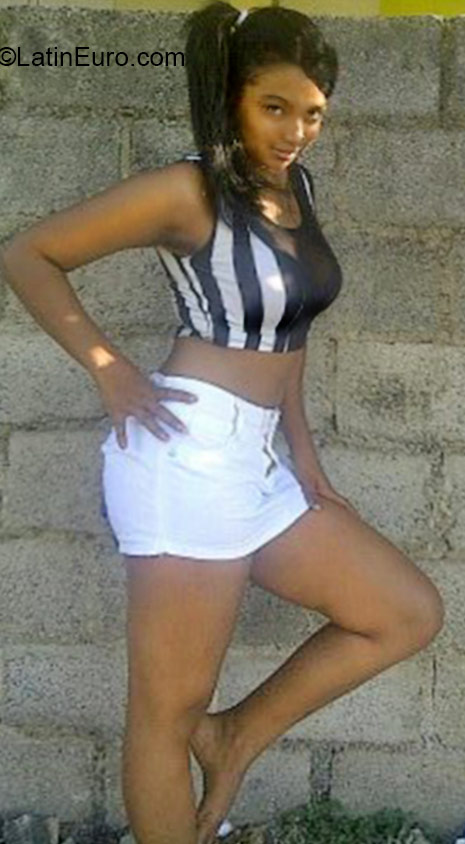 Date this nice looking Dominican Republic girl Elisandra from Santo Domingo DO20875