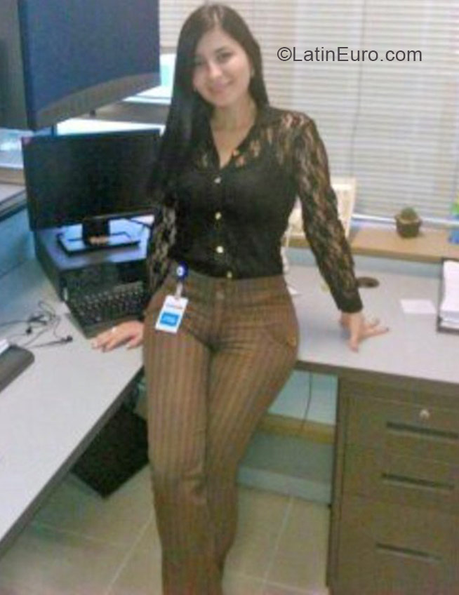 Date this nice looking Colombia girl Angie from Cali CO23402