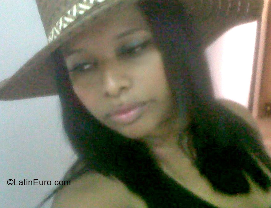 Date this sultry Colombia girl Carmen from Cali CO16791