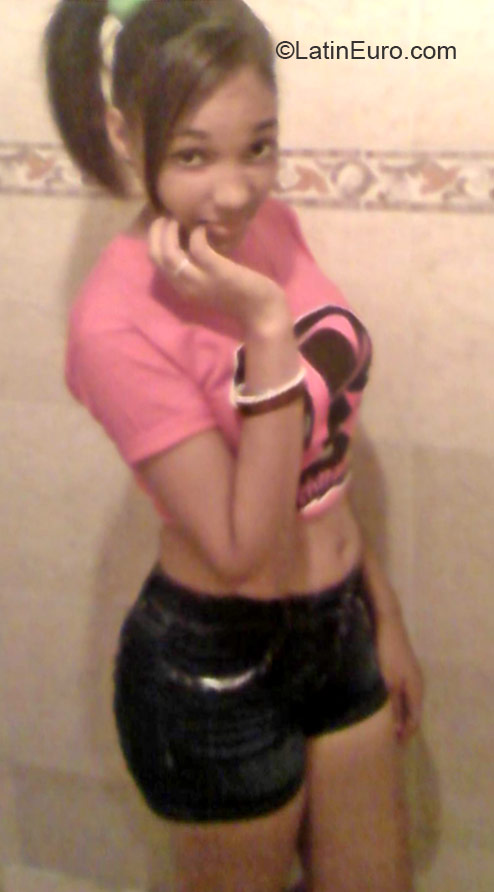 Date this pretty Dominican Republic girl Christin from Santiago DO21081