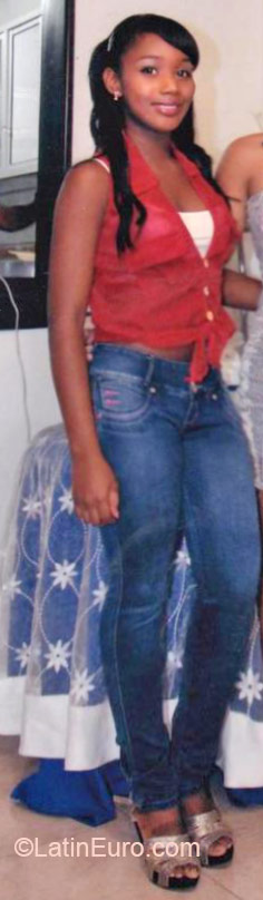 Date this pretty Colombia girl Yineth from Cali CO16809