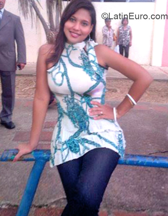 Date this attractive Venezuela girl Isa from Barinas VE388