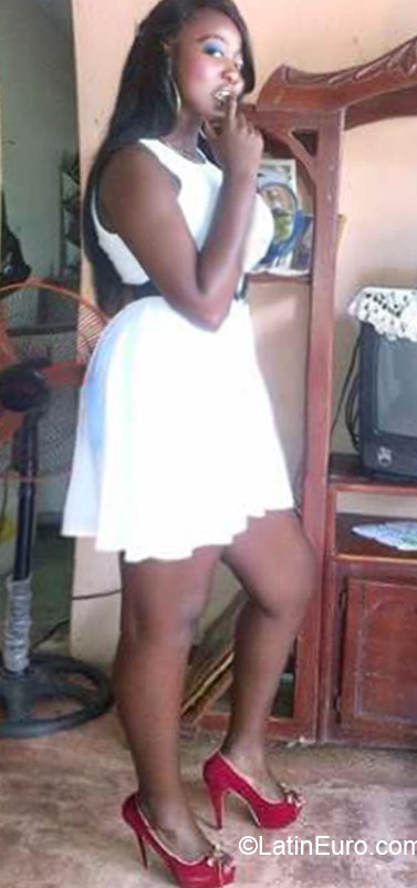 Date this happy Dominican Republic girl Thania from Santo Domingo DO21186