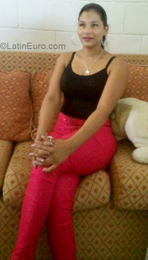 Date this georgeous Dominican Republic girl Leidy from Monsenor Nouel DO21315