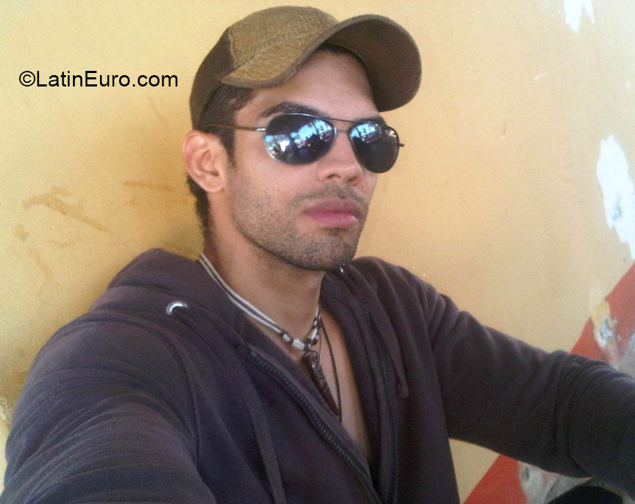 Date this foxy Venezuela man Roberth from Maracaibo VE403