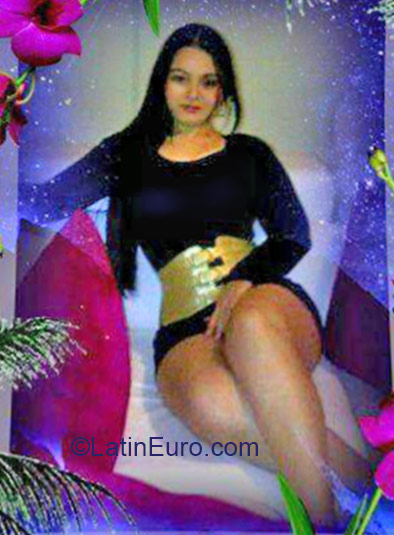 Date this sensual Colombia girl Adriana from Cali CO17024