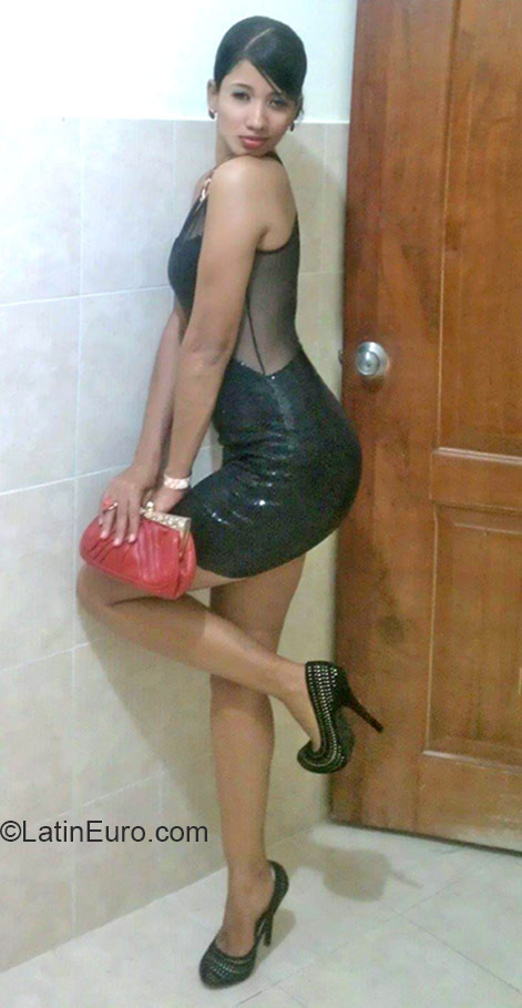 Date this nice looking Dominican Republic girl Lorena from Santo Domingo DO21694