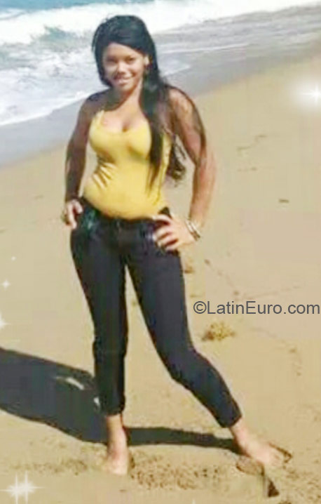 Date this sensual Dominican Republic girl Nayari from Puerto Plata DO21825