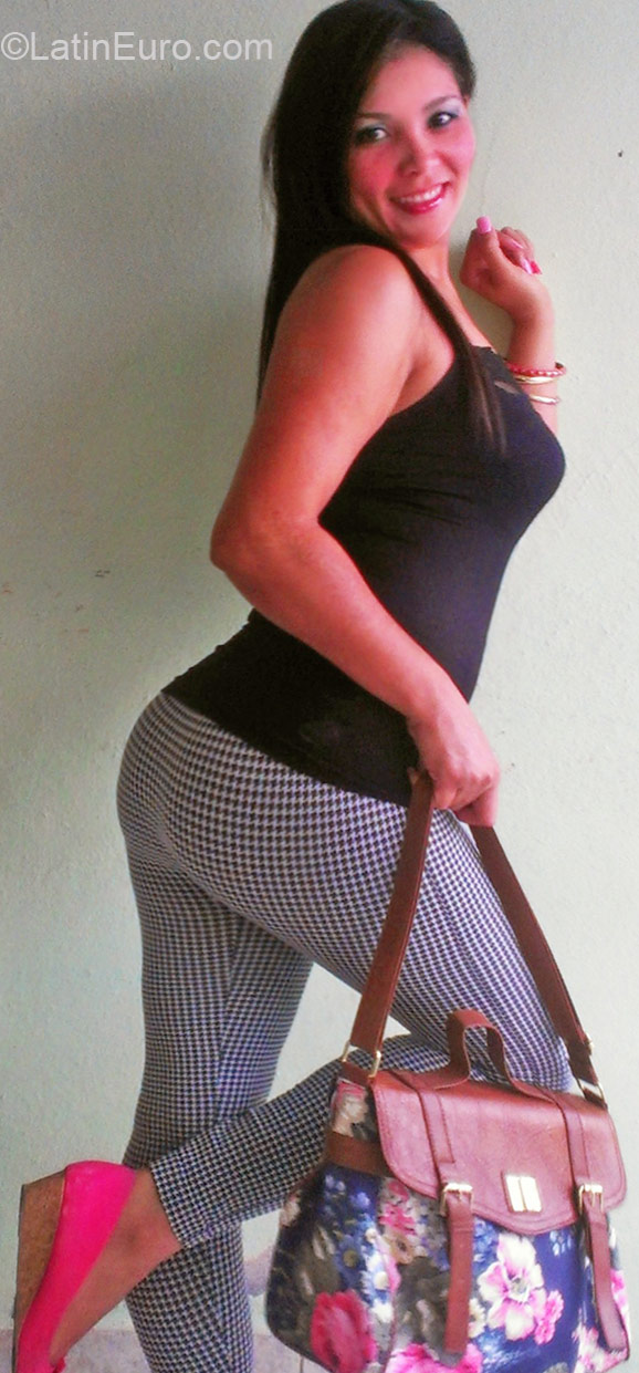 Date this nice looking Dominican Republic girl Ana from Santo Domingo DO21956