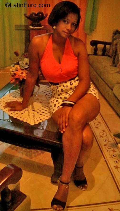 Date this young Dominican Republic girl Vickie from Santo Domingo DO21978