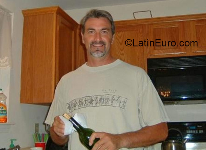 Date this hard body United States man Wallace from Chicago US16150