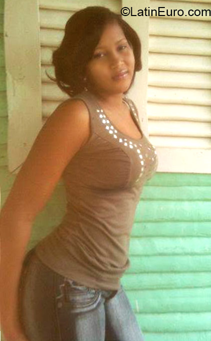 Date this pretty Dominican Republic girl Sandra from Santo Domingo DO22267