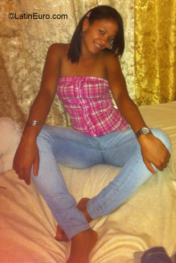 Date this good-looking Dominican Republic girl Priscila from Santo Domingo DO22329