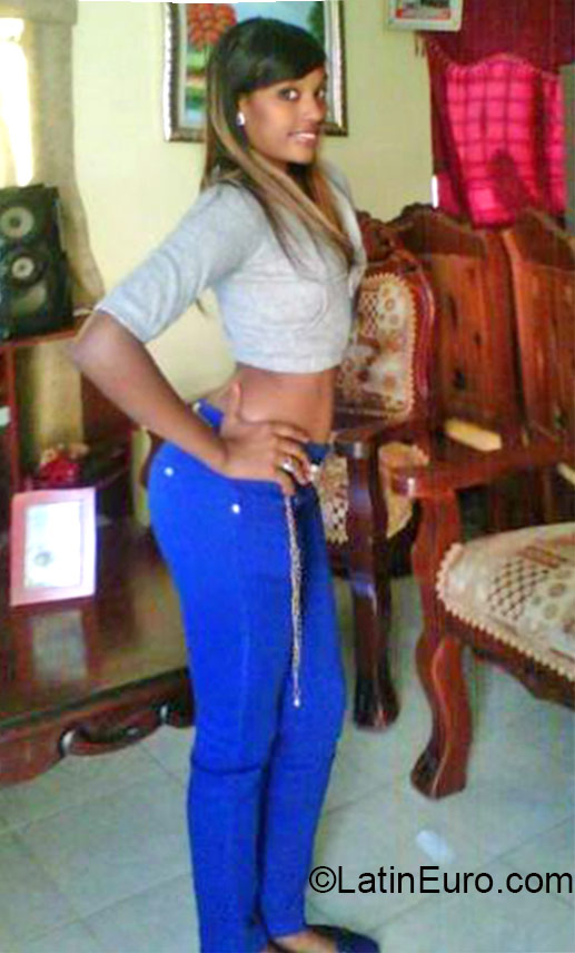 Date this fun Dominican Republic girl JAZMIL from Santo Domingo DO22332