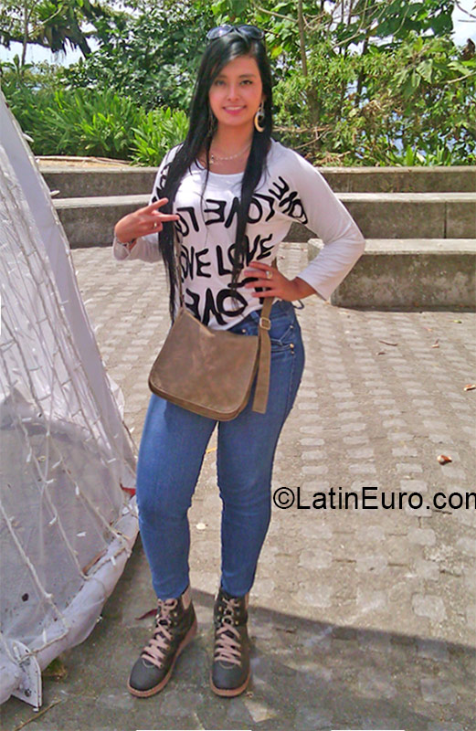 Date this foxy Colombia girl Lucero Jessica from Manizales CO17516