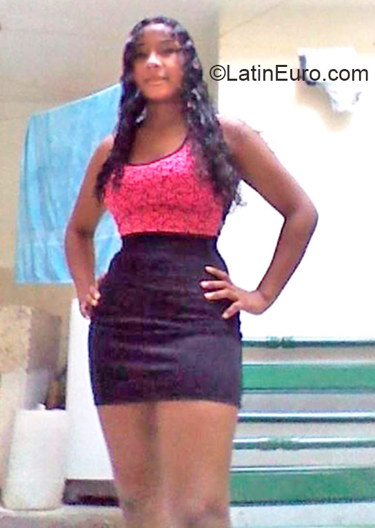 Date this good-looking Colombia girl Yurani from Cali CO17524