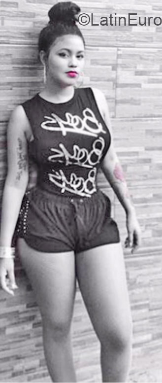 Date this stunning Dominican Republic girl Karina from Santo Domingo DO22365