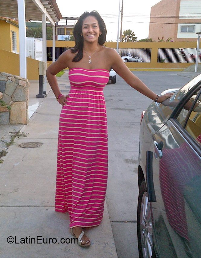 Date this attractive Venezuela girl Yetzica from Valencia VE522