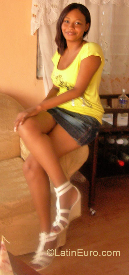 Date this funny Dominican Republic girl Karina from Santo Domingo DO22377