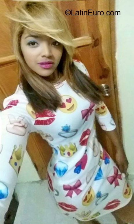 Date this exotic Dominican Republic girl Karol from Santo Domingo DO22450