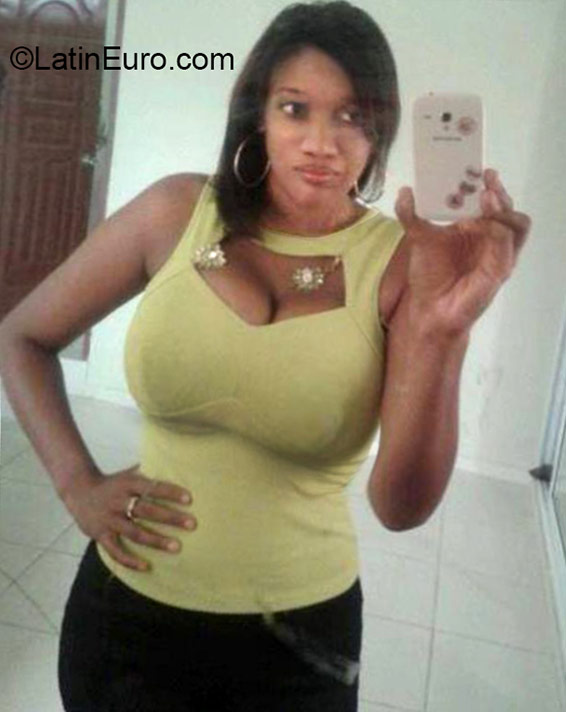 Date this athletic Dominican Republic girl Alejandra from Santiago DO22458