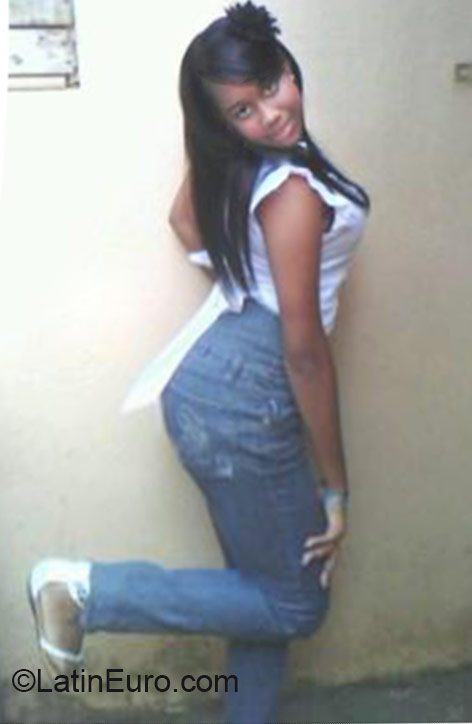 Date this attractive Dominican Republic girl Amanda from Santo Domingo DO23849