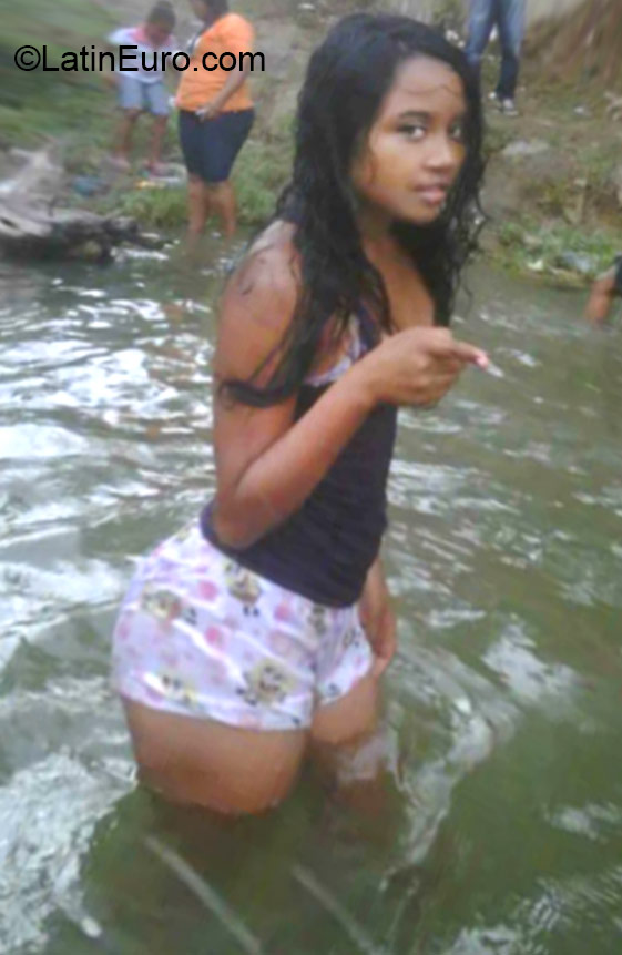 Date this athletic Dominican Republic girl Pamelita from Santo Domingo DO22579