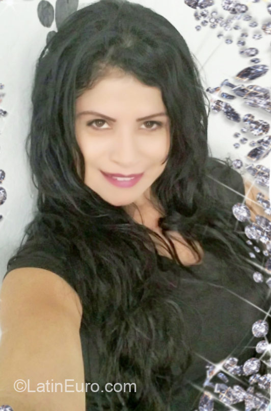 Date this nice looking Colombia girl Olgalu from Bucaramanga CO17732