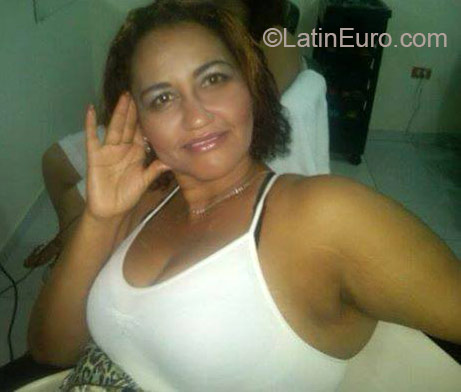 Date this nice looking Dominican Republic girl Nena from Santo Domingo DO22745