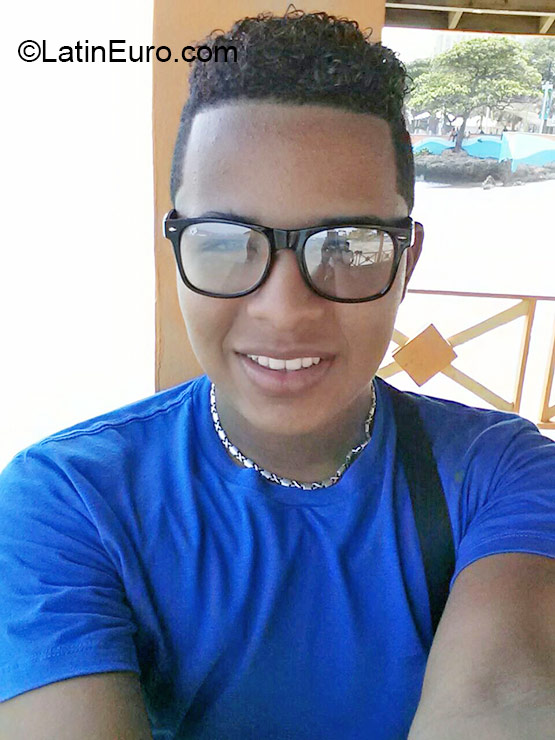 Date this nice looking Dominican Republic man Michaell from Santo Domingo DO22794