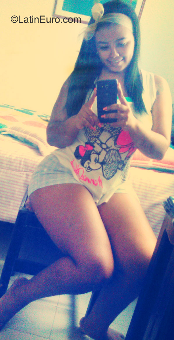 Date this tall Colombia girl Andrea from Cali CO17807