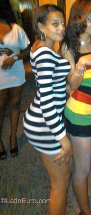 Date this good-looking Dominican Republic girl Ana from Santo Domingo DO22889