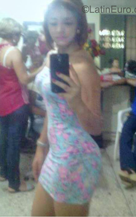 Date this nice looking Dominican Republic girl Iris from Santo Domingo DO22936