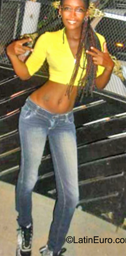 Date this pretty Dominican Republic girl Yulisa from Santo Domingo DO22938