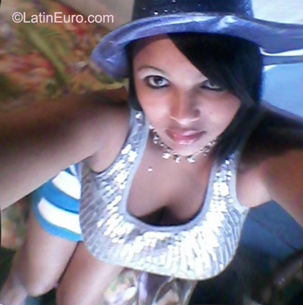 Date this sensual Dominican Republic girl Yasneski from La Vega DO22994