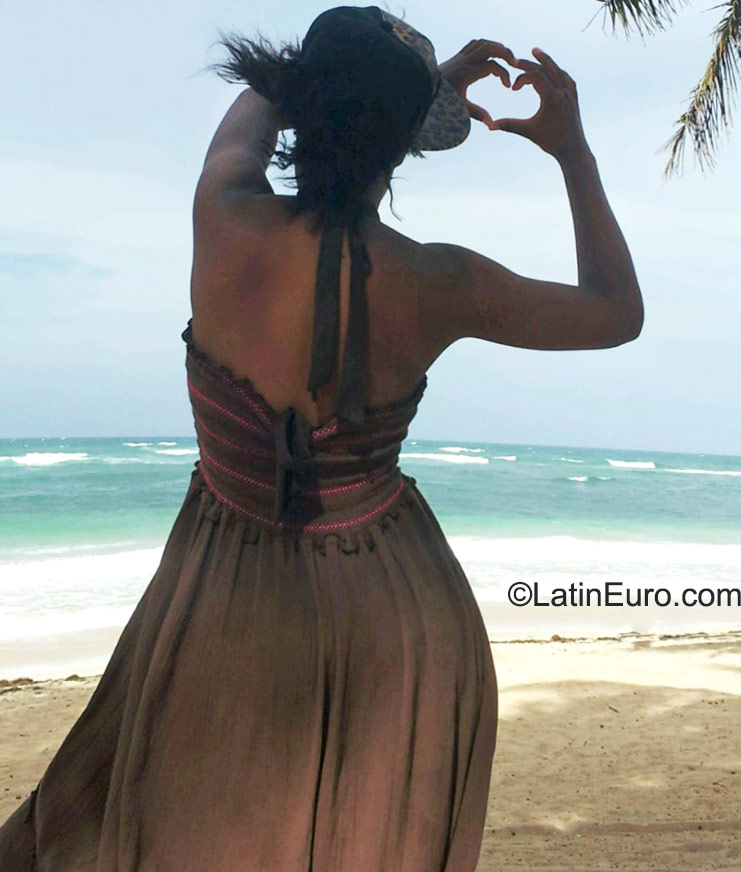 Date this passionate Dominican Republic girl Rainia from Santo Domingo DO23188