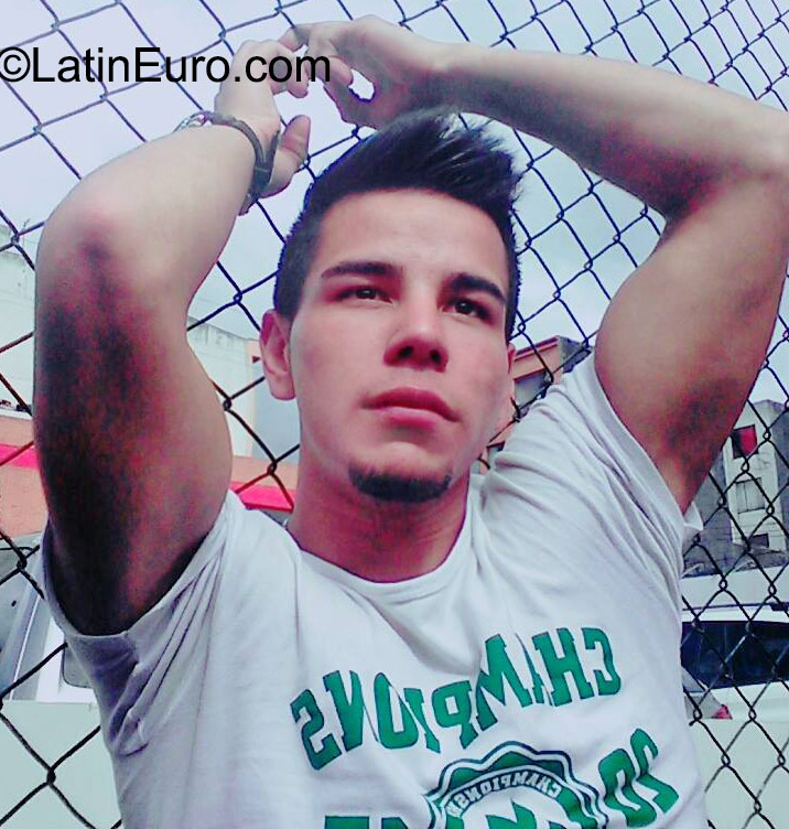 Date this pretty Colombia man Elias from Bogota CO18083